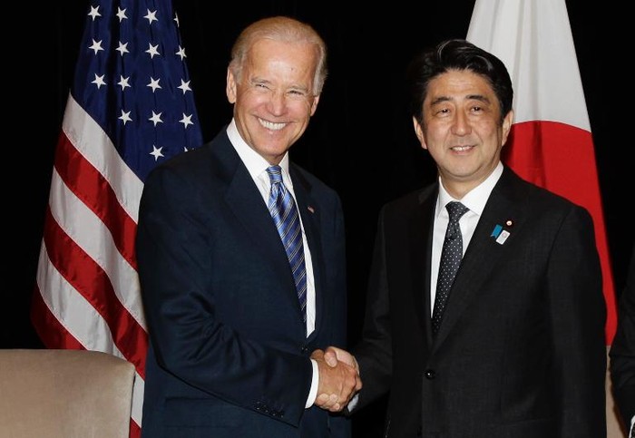 Ngày 3 tháng 12 năm 2013, Phó Tổng thống Mỹ Joe Biden hội kiến với Thủ tướng Nhật Bản Shinzo Abe